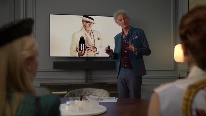 Emily_in_Paris_S02E05_WEBRip_x264-ION10_1214.jpg
