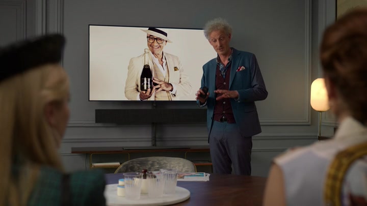 Emily_in_Paris_S02E05_WEBRip_x264-ION10_1218.jpg