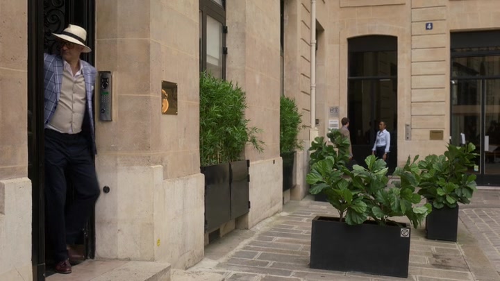 Emily_in_Paris_S02E05_WEBRip_x264-ION10_1246.jpg
