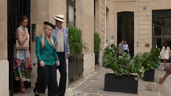 Emily_in_Paris_S02E05_WEBRip_x264-ION10_1250.jpg