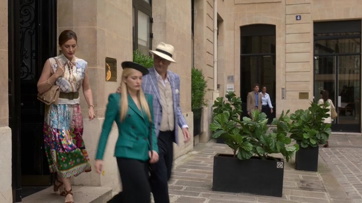 Emily_in_Paris_S02E05_WEBRip_x264-ION10_1251.jpg