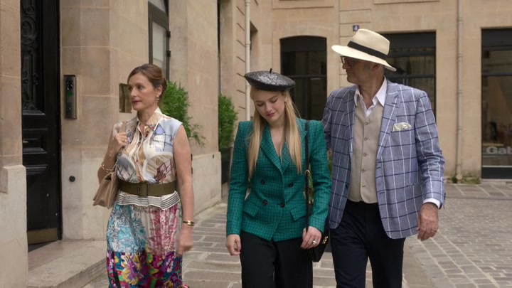 Emily_in_Paris_S02E05_WEBRip_x264-ION10_1255.jpg