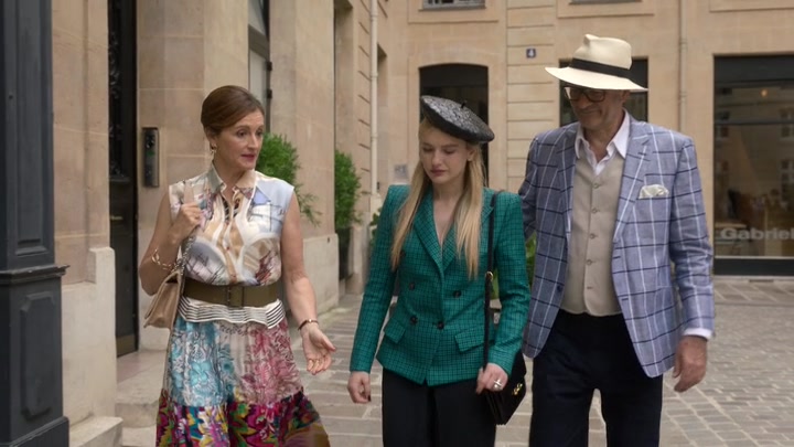 Emily_in_Paris_S02E05_WEBRip_x264-ION10_1257.jpg
