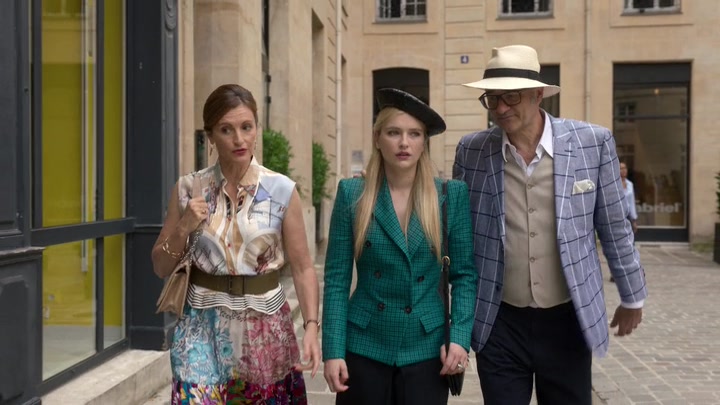 Emily_in_Paris_S02E05_WEBRip_x264-ION10_1261.jpg