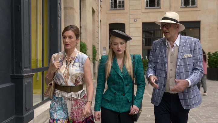 Emily_in_Paris_S02E05_WEBRip_x264-ION10_1263.jpg