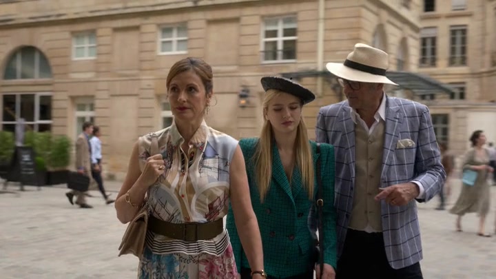 Emily_in_Paris_S02E05_WEBRip_x264-ION10_1274.jpg