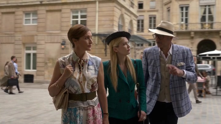 Emily_in_Paris_S02E05_WEBRip_x264-ION10_1275.jpg