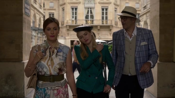 Emily_in_Paris_S02E05_WEBRip_x264-ION10_1282.jpg