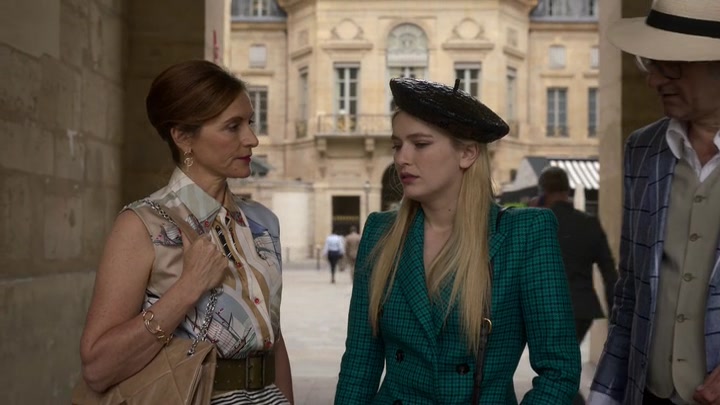 Emily_in_Paris_S02E05_WEBRip_x264-ION10_1292.jpg