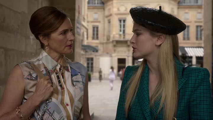 Emily_in_Paris_S02E05_WEBRip_x264-ION10_1300.jpg