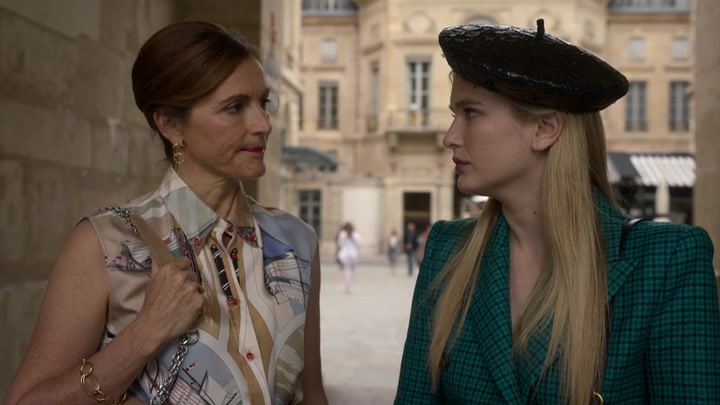 Emily_in_Paris_S02E05_WEBRip_x264-ION10_1303.jpg