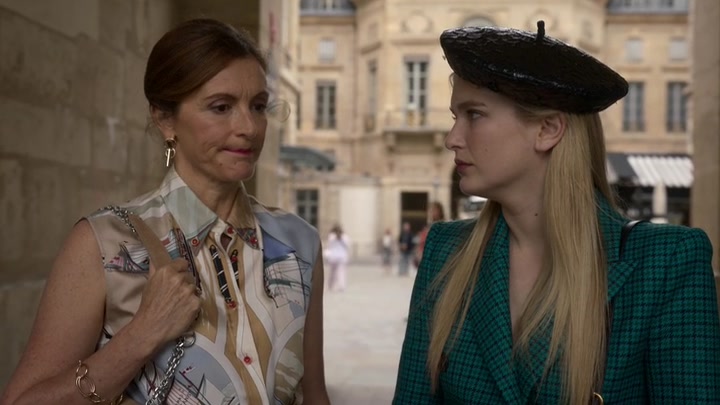 Emily_in_Paris_S02E05_WEBRip_x264-ION10_1304.jpg