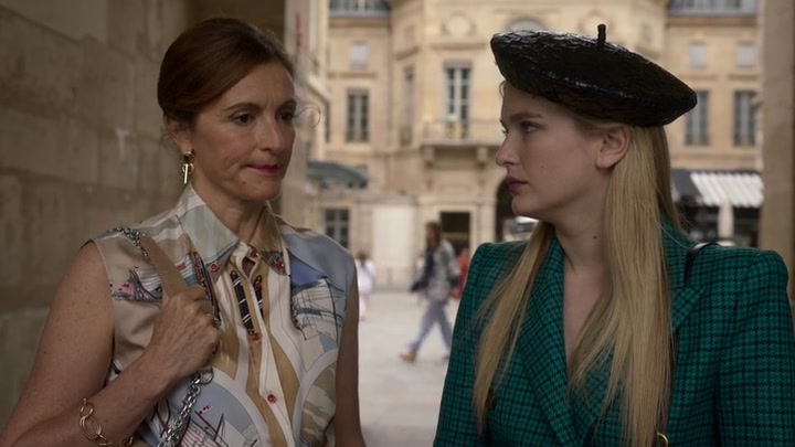 Emily_in_Paris_S02E05_WEBRip_x264-ION10_1305.jpg