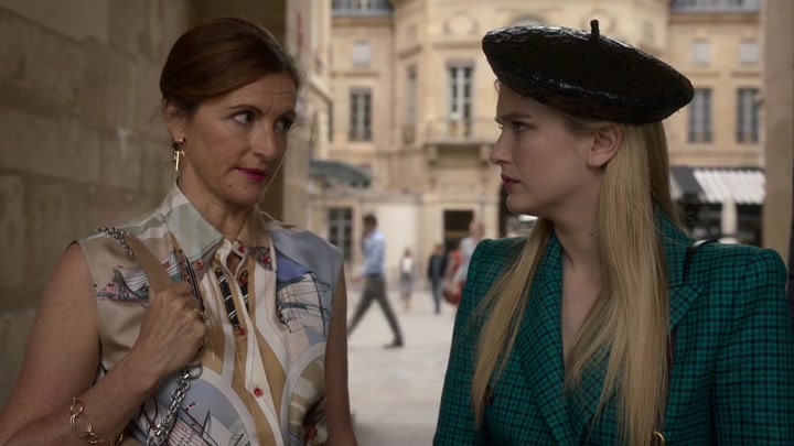 Emily_in_Paris_S02E05_WEBRip_x264-ION10_1311.jpg