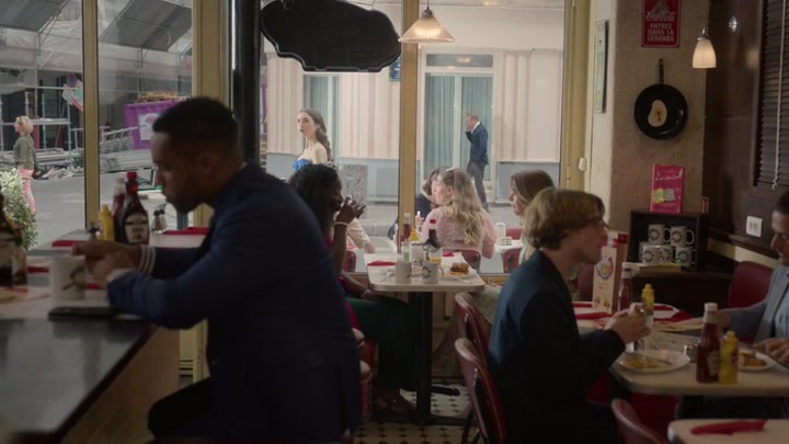 Emily_in_Paris_S02E05_WEBRip_x264-ION10_1325.jpg