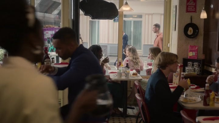 Emily_in_Paris_S02E05_WEBRip_x264-ION10_1326.jpg