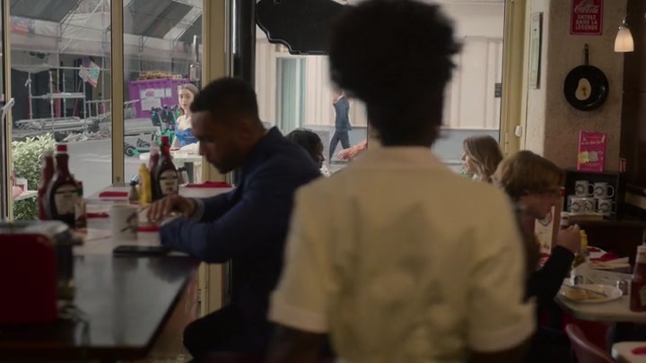Emily_in_Paris_S02E05_WEBRip_x264-ION10_1327.jpg