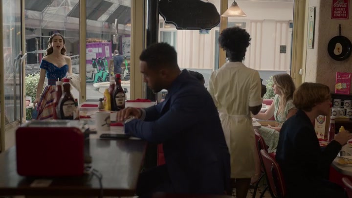 Emily_in_Paris_S02E05_WEBRip_x264-ION10_1331.jpg