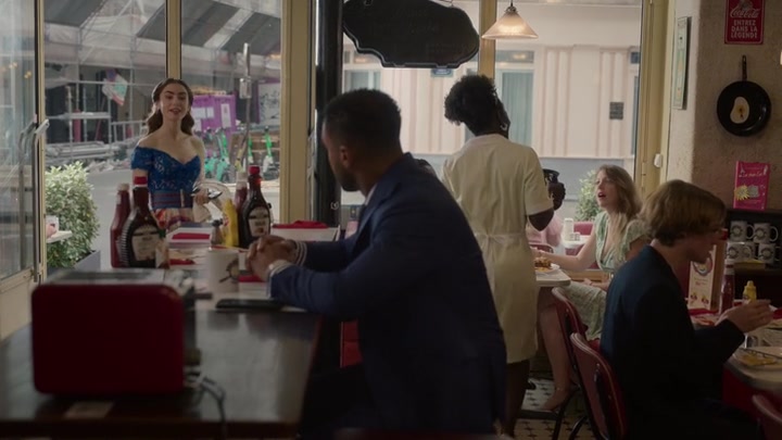 Emily_in_Paris_S02E05_WEBRip_x264-ION10_1333.jpg