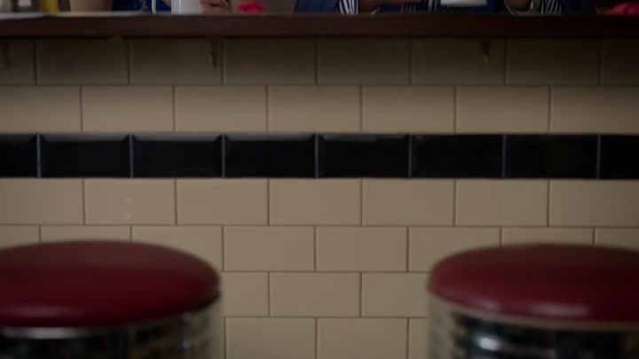 Emily_in_Paris_S02E05_WEBRip_x264-ION10_1352.jpg