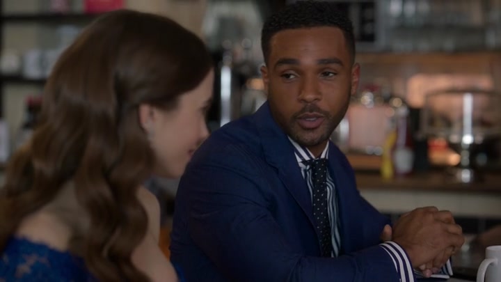 Emily_in_Paris_S02E05_WEBRip_x264-ION10_1375.jpg