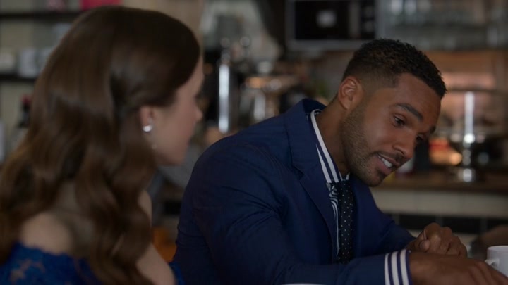 Emily_in_Paris_S02E05_WEBRip_x264-ION10_1386.jpg