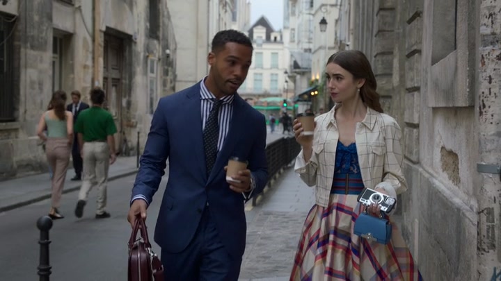 Emily_in_Paris_S02E05_WEBRip_x264-ION10_1471.jpg