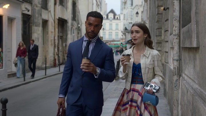 Emily_in_Paris_S02E05_WEBRip_x264-ION10_1477.jpg