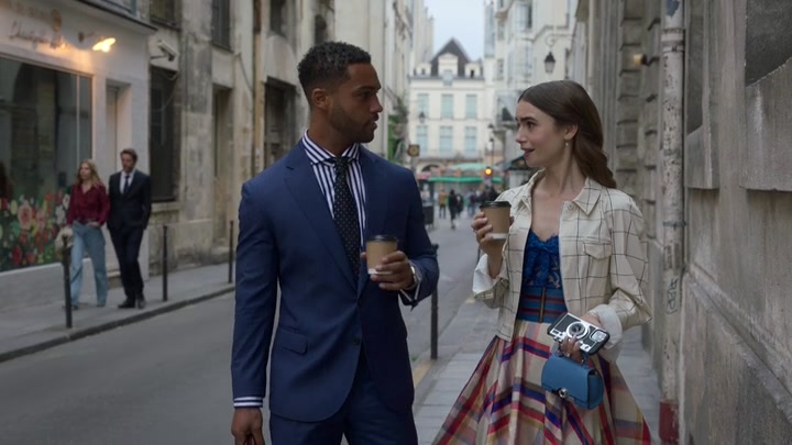 Emily_in_Paris_S02E05_WEBRip_x264-ION10_1481.jpg