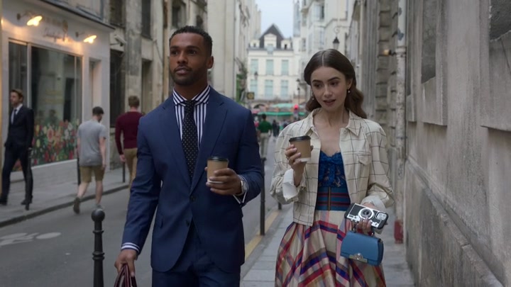 Emily_in_Paris_S02E05_WEBRip_x264-ION10_1487.jpg