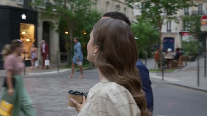 Emily_in_Paris_S02E05_WEBRip_x264-ION10_1520.jpg