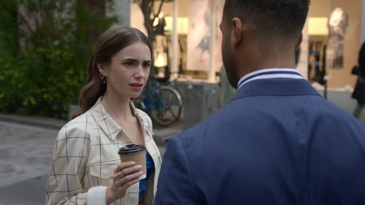 Emily_in_Paris_S02E05_WEBRip_x264-ION10_1541.jpg