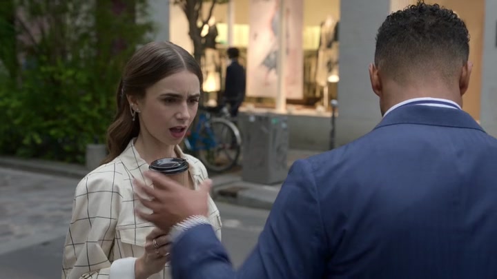 Emily_in_Paris_S02E05_WEBRip_x264-ION10_1545.jpg