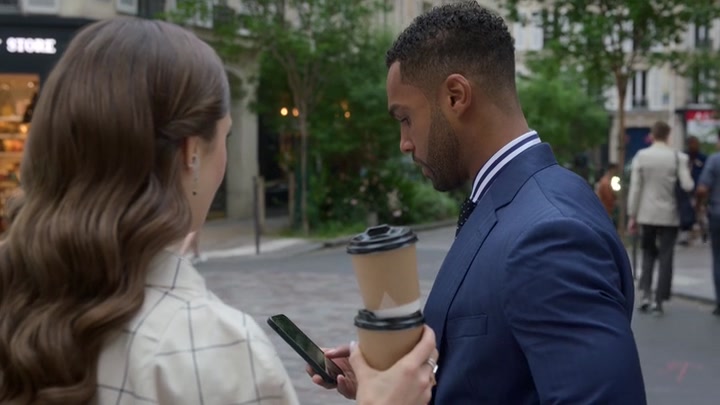 Emily_in_Paris_S02E05_WEBRip_x264-ION10_1550.jpg