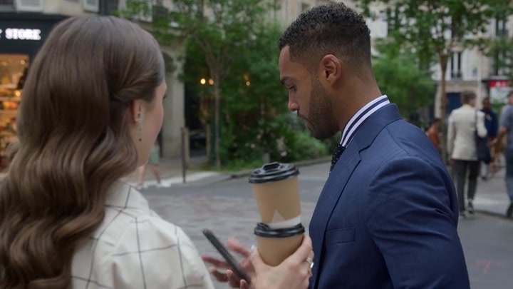 Emily_in_Paris_S02E05_WEBRip_x264-ION10_1551.jpg