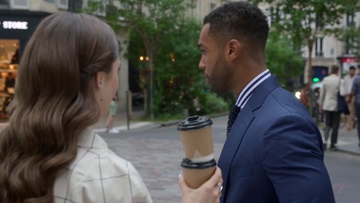Emily_in_Paris_S02E05_WEBRip_x264-ION10_1552.jpg