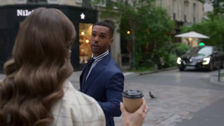 Emily_in_Paris_S02E05_WEBRip_x264-ION10_1560.jpg