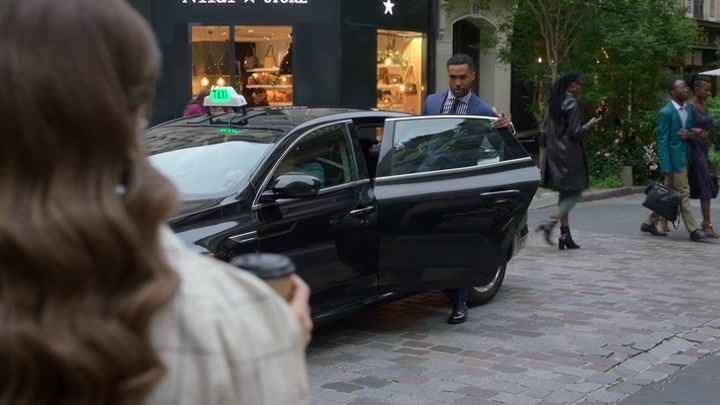 Emily_in_Paris_S02E05_WEBRip_x264-ION10_1579.jpg