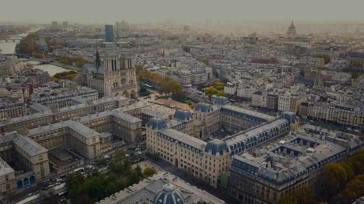 Emily_in_Paris_S02E05_WEBRip_x264-ION10_1594.jpg