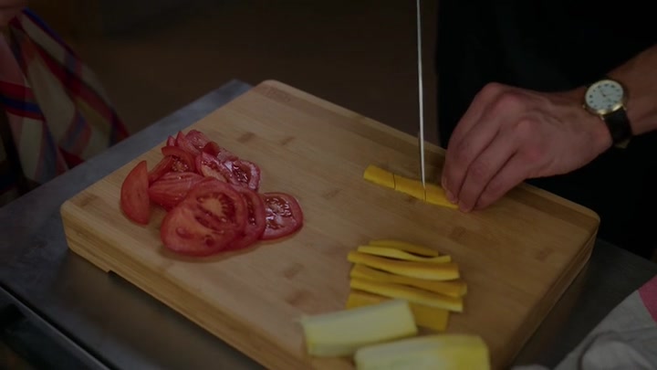 Emily_in_Paris_S02E05_WEBRip_x264-ION10_1603.jpg