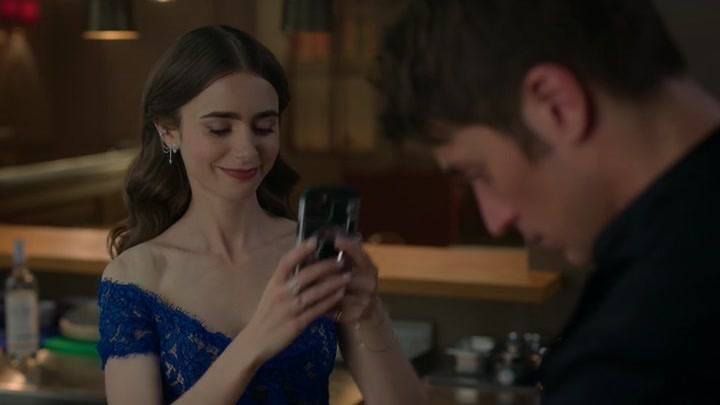 Emily_in_Paris_S02E05_WEBRip_x264-ION10_1614.jpg