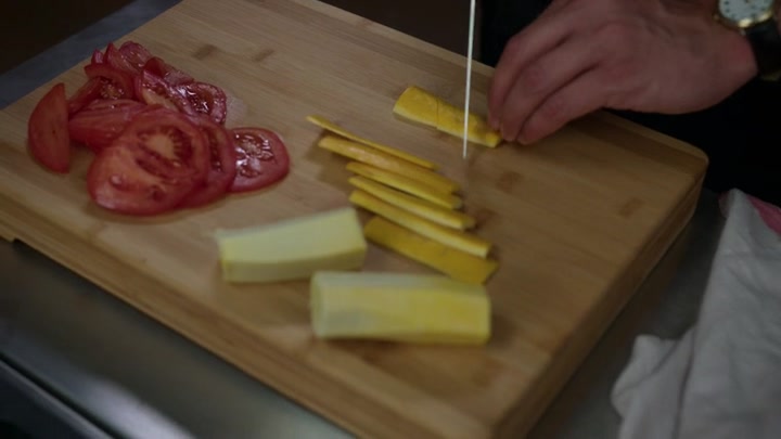 Emily_in_Paris_S02E05_WEBRip_x264-ION10_1649.jpg