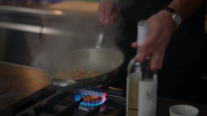 Emily_in_Paris_S02E05_WEBRip_x264-ION10_1651.jpg