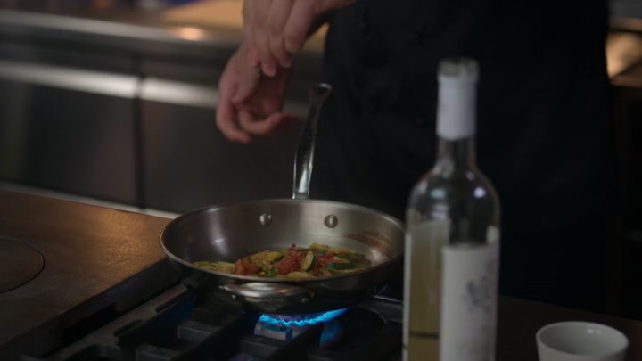 Emily_in_Paris_S02E05_WEBRip_x264-ION10_1660.jpg