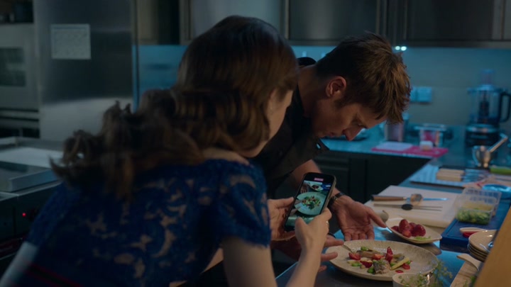 Emily_in_Paris_S02E05_WEBRip_x264-ION10_1669.jpg