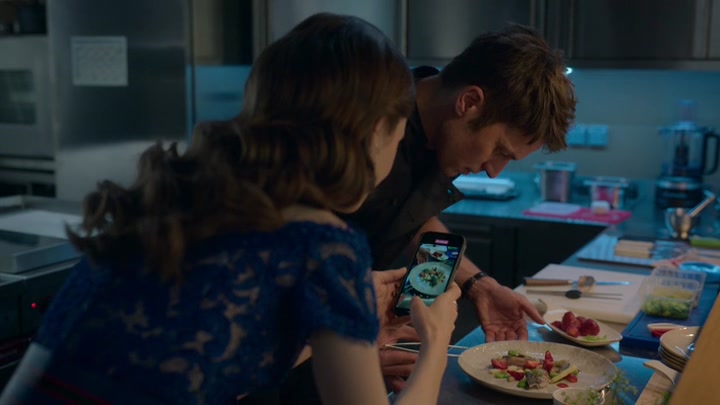 Emily_in_Paris_S02E05_WEBRip_x264-ION10_1670.jpg