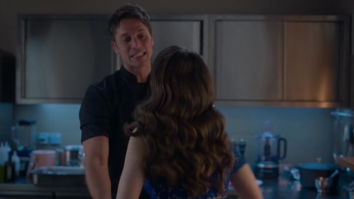 Emily_in_Paris_S02E05_WEBRip_x264-ION10_1688.jpg