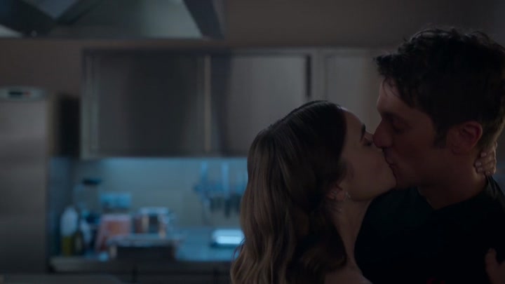 Emily_in_Paris_S02E05_WEBRip_x264-ION10_1722.jpg