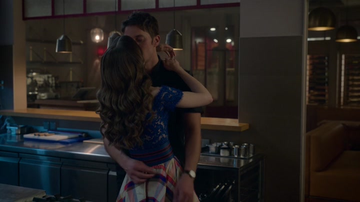 Emily_in_Paris_S02E05_WEBRip_x264-ION10_1726.jpg