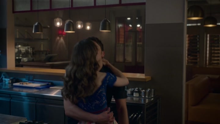 Emily_in_Paris_S02E05_WEBRip_x264-ION10_1727.jpg